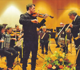 Sie trugen zum guten Gelingen des Konzertes bei: Sabine Bachmann, Pascal Kaufmann und Peter Klaus, sowie auch das Orchester – alle sind hoch konzentriert. (Bilder: st.)