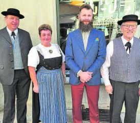 Sie arbeiten künftig zusammen: (v.l.) Patrick Reimann vom Aargauischen Trachtenverband; Susanne Estermann, Initiantin; Christian Raphael Sommer, Herrenschneider; Bernhard Spörri, Besitzer des ersten Gilets. (Bild: Hedwig Steiner)
