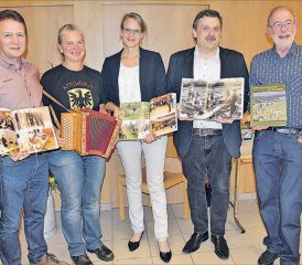 Präsentierten gemeinsam die Attelwiler Dorfchronik: Gemeinderat Markus Baumann, Käthi Reinhard mit Schwyzer Örgeli, Gemeindeammann Katrin Burgherr-Burgherr, Historiker und Buchautor Markus Widmer-Dean und Fotograf Ruedi Hunziker. (Bild: aw.)