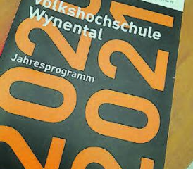 Druckfrisch: Aktuelles Jahresprogramm der Volkshochschule Wynental. (Bild: zVg.)