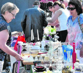 Flohmarkt als beliebter Treffpunkt: Am kommenden Samstag rund um das Gemeindehaus in Reinach. (Bild: hg.)