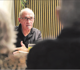 Im Fokus: Präsident Hans Heiri Leuzinger während dem Parteitag der SVP Menziken-Burg. (Bild: Remo Conoci)