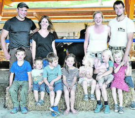 Laden zum Tag der offenen Hottüren ein: (hinten v.l.n.r.) Pirmin und Corinne Schüpfer sowie Jasmin und Toni Schönbächler; vorne die Kinder Tim, Finn, Lui und Mira Schüpfer, Finja, Majvi, Nina und Eny Schönbächler. (Bild: mla.)