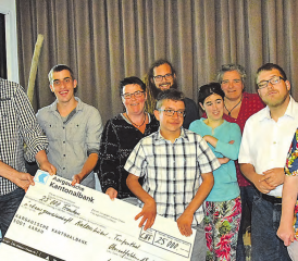 Sie erlebten in verschiedener Beziehung einen wundervollen Tag: Der Ausflug der «Katzenhübeler» aus Teufenthal führte nach Oberentfelden zu einem feinen Essen, und hier durften sie einen Check über 25’000 Franken entgegen nehmen. (Bilder: st.)