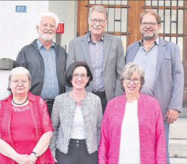 Ein Bild für die Geschichtsbücher: Der Burger Gemeinderat mit Gemeindeschreiberin nach der letzten Gemeindeversammlung. Hans-Peter Steiner, Hanspeter Boller und Marcel Schuller, vorne Susanne Schneider, Maria Pia Huber (Gemeindeschreiberin) und Ursula Friederich (v.l.n.r.). (Bild: hg.)