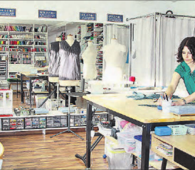 Nähkästchen «BaSTA»: Barbara Stamm führt an der Hauptstrasse 45 in Reinach wieder ein Nähatelier. (Bild: zVg.)