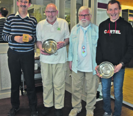 Die Jubilare wurden speziell geehrt: Beat Leutwyler (15 Jahre), Fritz Moser (2.v.l.) und Christian Bärtschi (re.) je 25 Jahre, erhielten die Präsente von Rolf Senn (2.v.r.). (Bilder: st.)