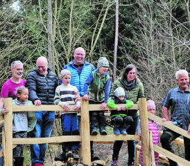 Die anwesenden Sponsoren auf der «Da Vinci»-Brücke vl.n.r. (ohne Kinder): Hanspeter Häfliger von Häfliger Innenausbau AG, Reitnau; Reto Hauri, Vorsitzender der Bankleitung, Raiffeisenbank Reitnau-Rued; Philipp Hochuli, Stv. Geschäftsführer Hans Hunziker Gruppe, Moosleerau; Flavia Steiner von Steiners Biohof, Reitnau und Förster Hans Ruedi Hochuli. (Bilder: jaf.)