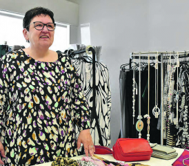 Therese Dössegger schliesst auf Mitte September die Türen ihrer Boutique Wyna Mode an der Bahnhofstrasse in Reinach. (Bild: hg.)