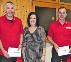 Zwei verdiente Ruedertaler von Gemeindeammann Marliese Loosli verabschiedet: Feuerwehrkommandant Ueli Sommerhalder und Daniel Gloor, Mitglied der Feuerwehrkommission, nehmen neue Herausforderungen bei der Jugendfeuerwehr wahr. (Bilder: aw.)
