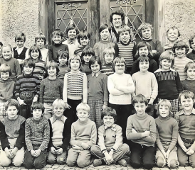 Die 1. und 2. Klasse mit Lehrerin Fräulein Fuchs: In der vordersten Reihe, 4. von links ist der Zweitklässler Jürg Maurer, 1. von links in der zweiten Reihe seine Frau Irene Maurer-Häfeli.