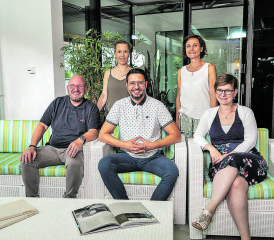 Das Team von ATRIUM-design AG mit Cris Haller in der Bildmitte, bietet eine persönliche und kompetente Beratung, die individuell auf die Wünsche der Kunden zugeschnitten ist. (Bilder: zVg.)