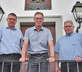 Der Präsident des Regionalverbands Suhrental, eingerahmt von den kantonalen ÖV-Vertretern auf der Treppe des Schöftler Schlosses: Hans Ruedi Rihs, Rolf Buchser und Marco Lombardi v. l. (Bild: aw.)