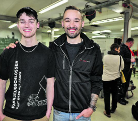 Sieger Till Trachsel aus Seon mit seinem Berufsbildner Ramon Iff von der Notterkran AG in Boswil. (Bild: zVg.)
