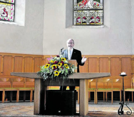 Pfarrer Andreas Schindler bei seiner Vorstellungspredigt in der Kirche Menziken. (Bild: BvN.)