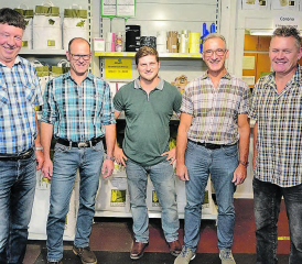 Vorstand und Geschäftsführung der Landi LG Muhen im Verkaufsladen, von links: Stephan Müller (Vizepräsident), Urs Müller (Aktuar), Tabeo Meier (neuer Geschäftsleiter), Thomas Bieli (ehemaliger Geschäftsleiter) und Daniel Eichenberger (Präsident) (Bild: KF)