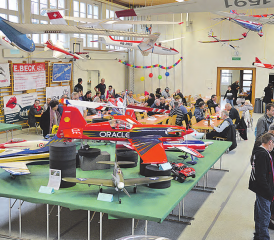50 Fluzeugmodelle zum Bestaunen: Die Mitglieder des Modellflugvereins Kulm brachten in der Turnhalle Oberkulm dem Publikum ihr Hobby näher. (Bilder: P.Te.)