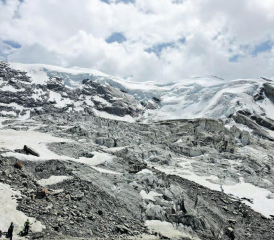Bei bestem Bergwetter kann es losgehen: Der Ausgangspunkt der Weissmies-Normalroute von Hohsaas aus gesehen. (Bilder. René Fuchs)