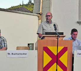 Parierte die Anfragen unter Verschiedenes und Umfrage mit Bravour: Gemeindeammann Thomas Buchschacher in Aktion. (Bild: aw.)