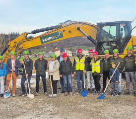 Mittendrin: Gemeinsamer Einsatz für das neue Magazin der Feuerwehr Seon-Egliswil. (Bild: zVg.)