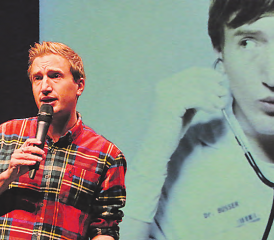 Moderator, Komiker, CF-Patient: Stefan Büsser bei einem seiner Auftritte im Saalbau Reinach. (Archivbild: rc.)