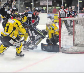 Mit voller Kraft voraus! Reinachs Cyril Meyer (vorne) und Pascal Rietmann versuchen sich gegen den gelben Abwehrriegel um Torhüter Silvan Delb durchzusetzen. (Bilder: Remo Conoci)