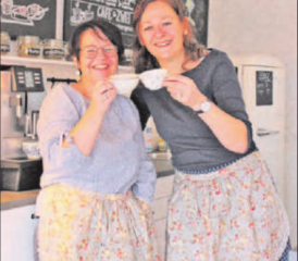 Ein Herzensprojekt: Regi Stern und Karin Geissbühler stossen an.