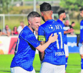 «Ich bin dann mal weg» – Alain Schultz beendet seine aktive Karriere mit 40 Jahren und verabschiedet sich bei Miguel Peralta, einem seiner vielen Weggefährten.