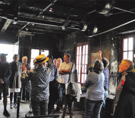 In der alten Schmiede erfuhren die Teilnehmenden von Historiker Thomas Frei, nebst humorvollen Anekdoten, viel Wissenswertes über das kleine Gebäude und seine Geschichte. (Bilder: jaf.)