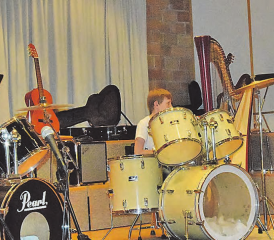 Fetzig gings gleich am Anfang los: Mit «Duff Tschägg» ist schon alles gesagt, was zwei Schlagzeuge und zwei Djembés auf die Bühne bringen können. (Bilder: st.)