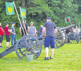 Einer lautstarken Prüfung unterzogen die Freischaren ihre Kanonen. (Bild: hh)