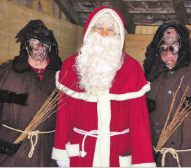 Pascal Hofmann als Samichlaus unterwegs: Grossvater Kurt Maurer (l.) und Vater Beat Hofmann (r.) als Schmutzli sind seine Begleiter.