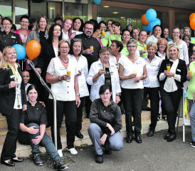 Nur an ganz speziellen Tagen wie dem Tag der offenen Tür bringt man so viele Mitglieder des Schiffländi-Teams gemeinsam auf ein Foto. (Bild: zVg.)