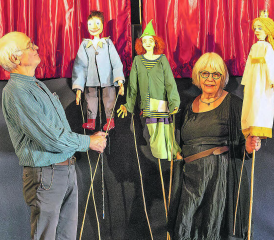 Cornelia und Martin Bär mit ihren «Stabpuppen-Kindern», mit welchen sie sich in die Herzen von Klein und Gross spielen. (Bilder: dr.)