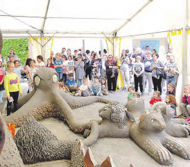Der krönende Abschluss eines unvergesslichen Projekts: Die Oberkulmer Schüler zeigen stolz ihre Riesenfiguren aus Lehm. (Bilder: zVg.)