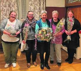 Es gab auch Blumen und Geschenke für Pia Müller, Melanie Müller, Elisabeth Perrinjaquet, Brigitte Müller, Lucia Schmidli (v.l.). (Bild: zVg.)