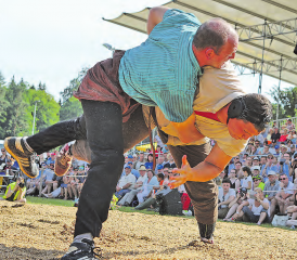 Taktisch geprägter, aber dennoch attraktiver Schlussgang: Der spätere Sieger Nick Alpiger (rechts) und Titelverteidiger Bruno Gisler an der Arbeit im Sägemehlring. (Bild: pal)