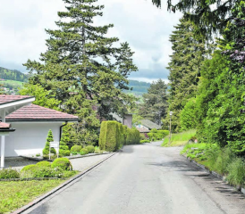 In einem sehr schlechten Zustand: Die Sonnenbergstrasse in Reinach soll für 2,403 Mio. Franken auf einer Länge von 560 Metern saniert werden. (Bild: hg.)