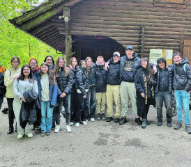 Kreatives Abschlussprojekt: Die dritte Real Muhen hat sich im Deutschunterricht bei Nicole Humbert-Droz dafür entschieden gemeinsam einen Kurzfilm zu drehen. (Bild: zVg.)