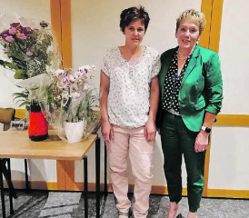 Präsidentinnenwechsel im Samariterverein Gontenschwil-Zetzwil: Denise Hunziker (l.) wurde anstelle der zurücktretenden Margrit Dysli (r.) als Präsidentin gewählt. (Bild: zVg.)