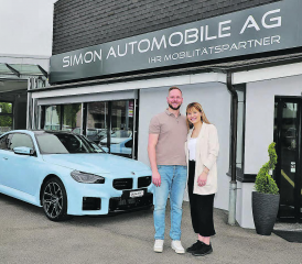 Simon Urech und Fabienne Buchmeier vor dem eigenen Geschäft an der Brühlstrasse 328 in Zetzwil, das sich in komplett neuem Gewand zeigt. (Bild: rc.)