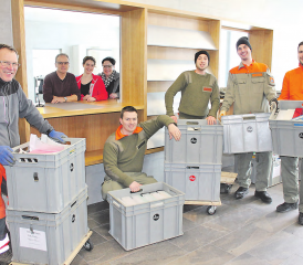 Alle haben bei der Züglete wacker angepackt: Leute vom Zivilschutz, Werkdienst und Verwaltungsmitarbeiter beim Umzug der provisorischen Gemeindeverwaltung von Pfeffikon zurück nach Rickenbach. (Bild: zVg.)