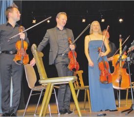 Die fantastischen Musiker der Chaarts Chamber Artists begeisterten ihr kleines, aber dankbares Publikum im Löwensaal. (Bilder: hh.)
