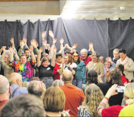 Alle Künstlerinnen und Künstler durften mit Stolz erfüllt ein Diplom und eine Rose entgegennehmen. (Bilder: Janine Flückiger)
