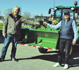 Zwei Meter Abstand bei der offiziellen Schlüsselübergabe: Peter Stadler (re.) hielt sich strikte an die Vorgaben des Bundesrates. (Bilder: st.)