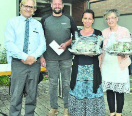 Verabschiedungen und Ehrung: Martin Goldenberger (li.) ehrte Simon Götschmann und verabschiedete Edina Lauzon und Evelyne Lüscher (v.l.) mit Blumen.