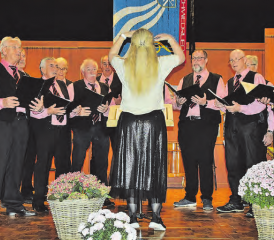 Ein Bild, das dem Publikum gefällt: Eine Dirigentin, die mit viel Körpereinsatz ans Werk geht, und ein aufmerksamer Chor in voller Aktion.