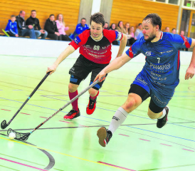 Der Reinacher Jens Jörn Sommerhalder (rechts) setzt sich gegen Marco Schlüchter durch und trägt an diesem Abend zwei Tore zum 9:4-Sieg gegen Unihockey Langenthal Aarwangen bei. (Bilder: Roland Jaus)