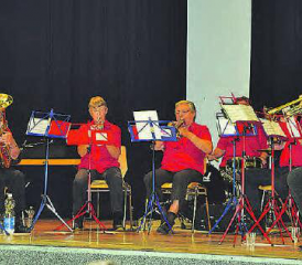 Wenn Leerau feiert, sind sie dabei: Die Musizierenden der Leerber Musig unter der Leitung von Christian van Rjis. (Bilder: st.)