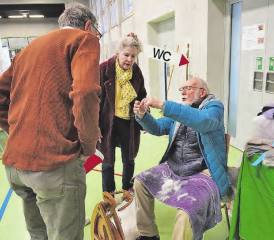 Aus den Haaren der Angorakaninchen kann Wolle gemacht werden, in Unterkulm wurde gezeigt wie.